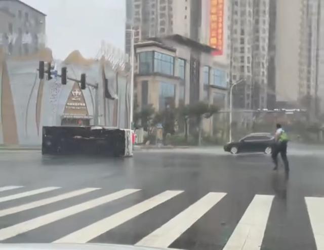 江市徐闻县广东、海南多地出现海水倒灌pg模拟器电脑版台风“麦德姆”登陆湛(图2)