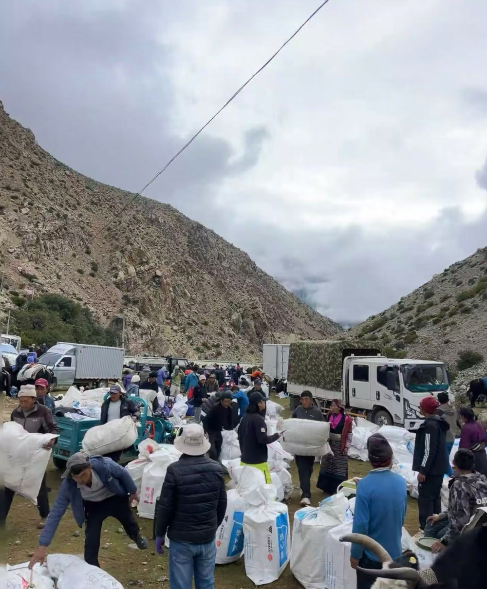 潮、寂静雪山与一场不期而至的暴雪pg电子中国珠峰东坡一夜：喧嚣人(图2)