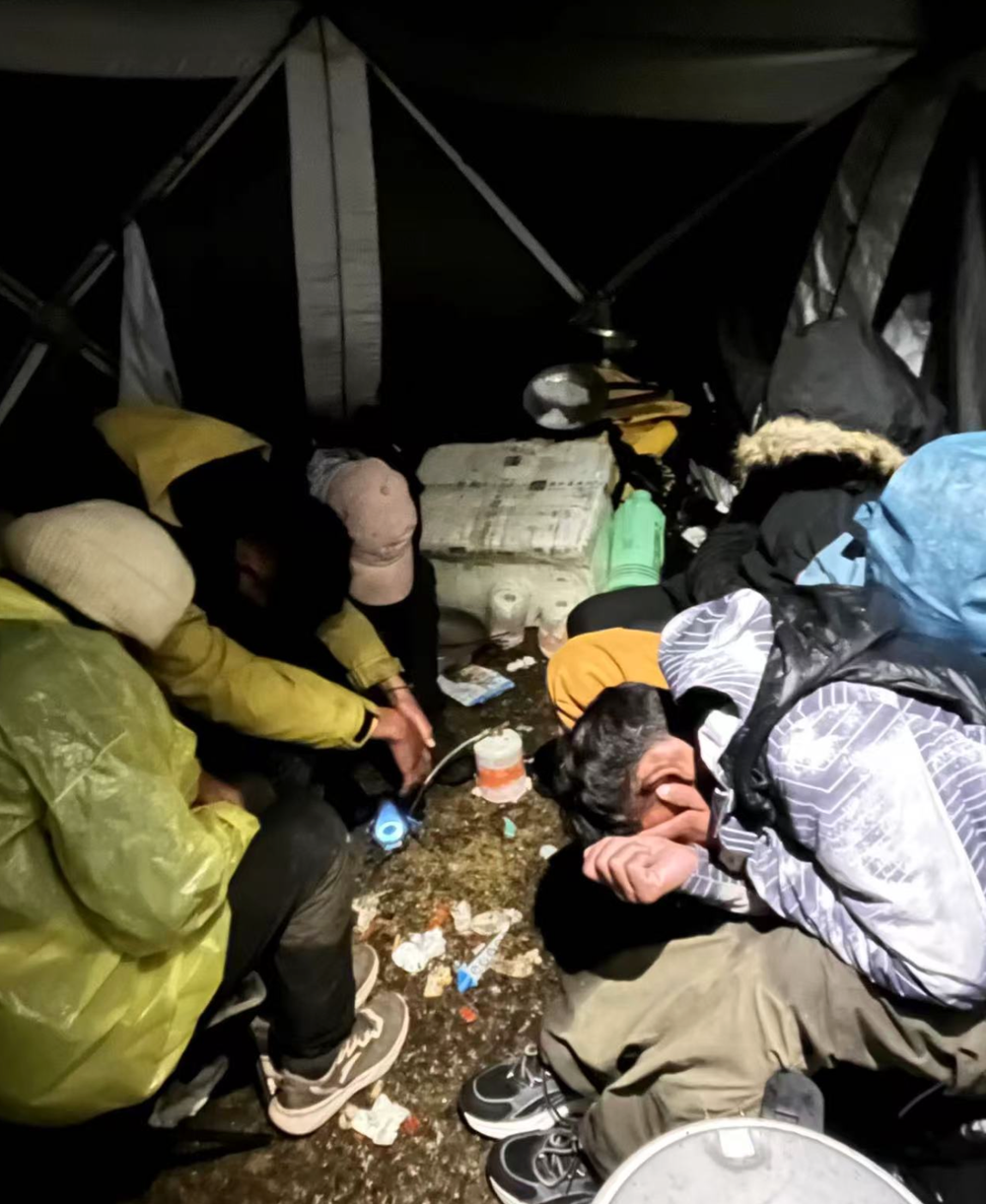 潮、寂静雪山与一场不期而至的暴雪pg电子中国珠峰东坡一夜：喧嚣人(图4)