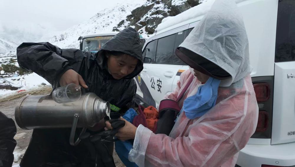 潮、寂静雪山与一场不期而至的暴雪pg电子中国珠峰东坡一夜：喧嚣人(图3)